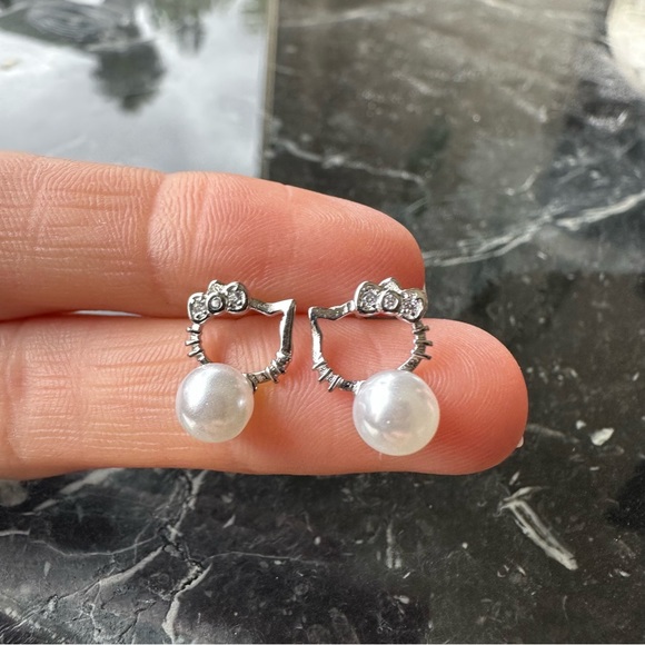 Hello Kitty Crystal PEARL STUD Earrings with Gift Bag - Picture 6 of 8